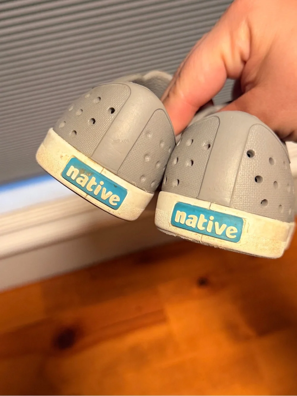 Native Jefferson Slip-On Kids Shoes in Light Gray EUC